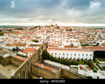 Luftbild des historischen Evora mit römischen Aquädukt, Alentejo, Portugal Stockfoto