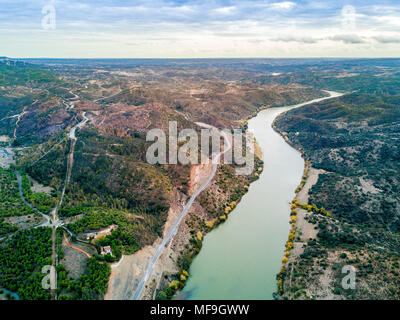 Schönen Fluss Guadiana in der Nähe Alqueva-staudamm in hügeligen Alentejo, Portugal Stockfoto