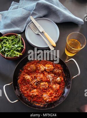 Fleischbällchen in Tomatensauce Stockfoto