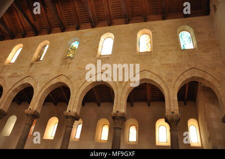 Vetrate artistiche della Navata destra della Kathedrale von Cefalù, Sizilien, Italien, patrimonio Unesco Stockfoto