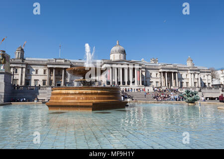 Die National Gallery, London, an einem sonnigen Tag mit Touristen vor. Stockfoto