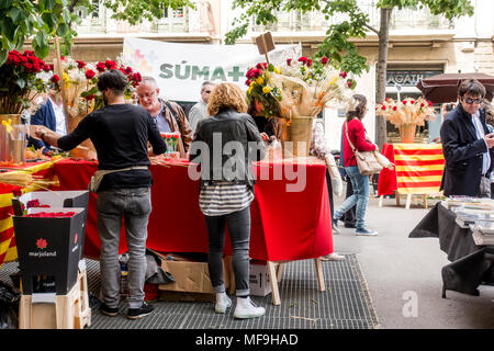 Barcelona, Spanien. April 23, 2018: Iada de Sant Jordi oder Saint George's Day oder der Tag der Bücher und Rosen, einem berühmten katalanischen Feier. Menschen Sellin Stockfoto