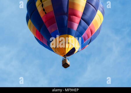 Nahaufnahme von einem niedrigen Winkel einer bunten Heißluftballon in der Klaren italienischen Himmel über Udine fliegen bei Tageslicht. Konzept für die Freiheit & Abenteuer Stockfoto