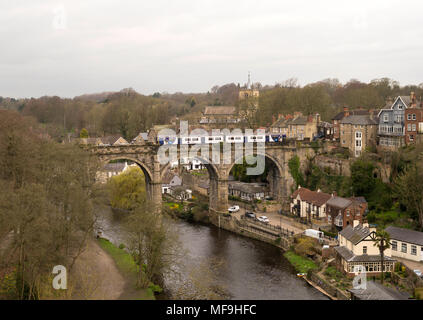 Northern Bahnübergang Knaresborough Viadukt, North Yorkshire, England, UK. Stockfoto