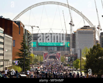 22/4/2018, Wembley, London, UK Fußball-Fans rund um den berühmten Wembley-stadion auf Empire Way ansammeln, auf dem Weg zum FA-Cup Halbfinale. Stockfoto