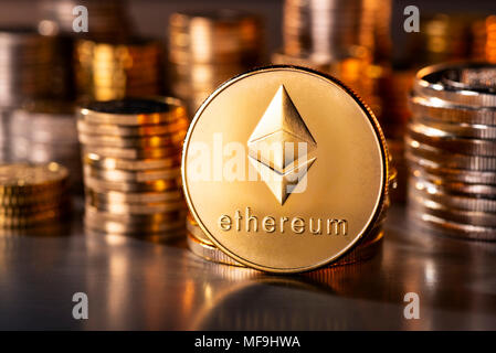 Cryptocurrency Münze des Astraleums mit mehrere Stapel Münzen im Hintergrund Stockfoto
