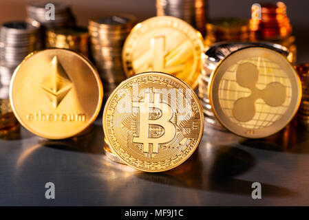 Münzen der vier crypto Währungen mit der höchsten Marktkapitalisierung Stockfoto
