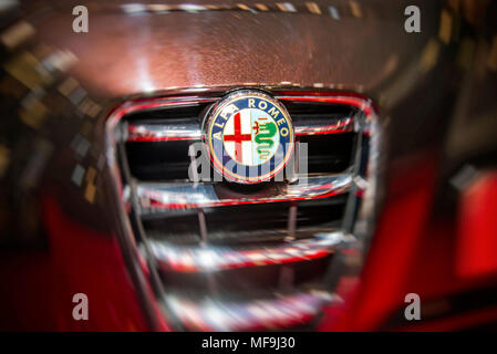 Motorhaube und Kühlergrill eines Alfa Romeo mit Logo Stockfoto