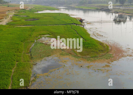 Bogra, Bangladesch - 28. Februar 2017: Die Bangali River ist ein langsamer Tod wegen des Mangels an Baggerarbeiten und/oder als Folge der menschlichen encroachme Stockfoto