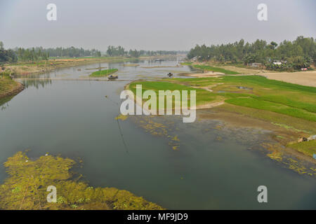 Bogra, Bangladesch - 28. Februar 2017: Die Bangali River ist ein langsamer Tod wegen des Mangels an Baggerarbeiten und/oder als Folge der menschlichen encroachme Stockfoto