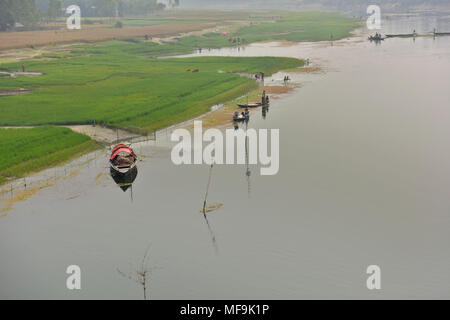 Bogra, Bangladesch - 28. Februar 2017: Die Bangali River ist ein langsamer Tod wegen des Mangels an Baggerarbeiten und/oder als Folge der menschlichen encroachme Stockfoto