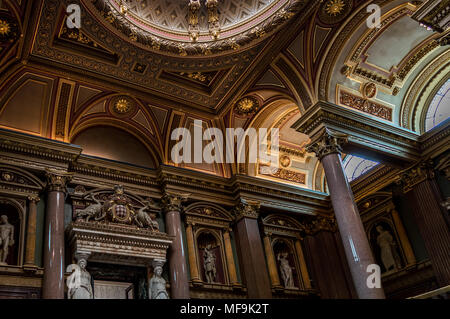 CAMBRIDGE, ENGLAND - 23. April: Innenraum des FitzWilliam Museum für Antiquitäten und Kunst in Cambridge, England Stockfoto