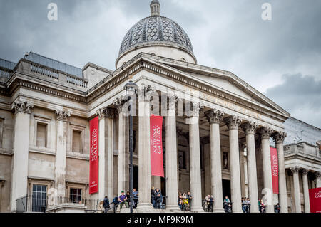 LONDON, UK, 21. Mai 2016: Touristen, die in der National Gallery, ein Blick vom Trafalgar Square, London, Vereinigtes Königreich Stockfoto