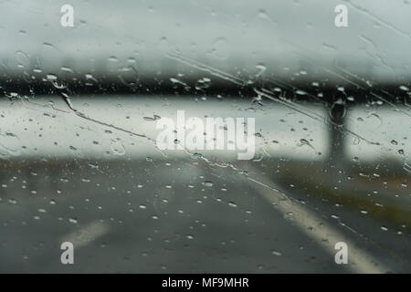 Fahren unter einer Brücke an einem regnerischen Tag Stockfoto