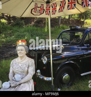 Ein Modell von Königin Elizabeth II. und ein London Taxi, außerhalb einer Kneipe in Australien, am 1. April 2018. Stockfoto