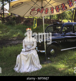 Ein Modell von Königin Elizabeth II. und ein London Taxi, außerhalb einer Kneipe in Australien, am 1. April 2018. Stockfoto