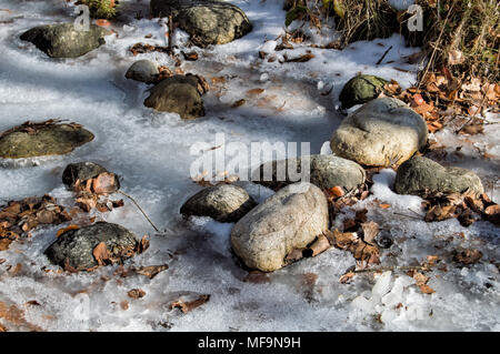 Fragment der Angostura Fluss mit Stein und trockene Blätter und Eis Wasser, in Rascafría Provinz Madrid. Spanien. Stockfoto