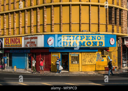 Panama City, Panama - März 2018: Menschen auf der belebten Einkaufsstraße in Panama City, Avenida Central Stockfoto