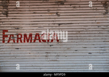 Panama City, Panama - März 2018: Farmacia (Apotheke) geschrieben auf geschlossenen shutter Storefront in Panama City, Avenida Central Stockfoto