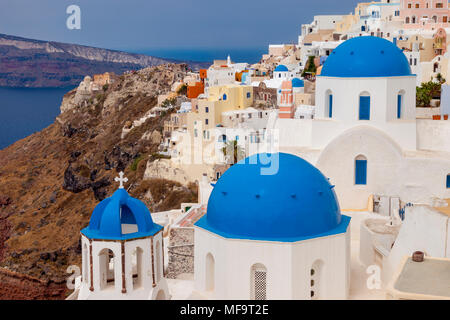 Farbige Kirchenkuppeln und Gebäude von Oia auf der Insel Santorini, Kykladen, Griechenland Stockfoto