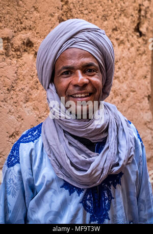 Porträt eines Berber Mann in traditioneller Kleidung, Tinerhir, Todgha Schlucht, der Hohe Atlas, Marokko Stockfoto