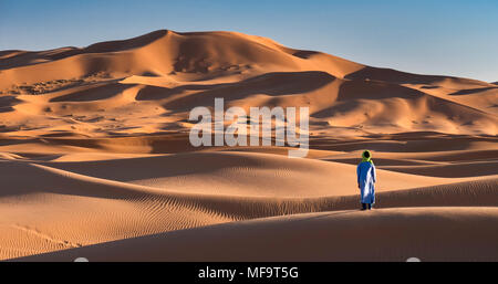 Ein Berber Mann steht am Rande der Sahara, Erg Chebbi, in der Nähe von Fes, Marokko MODEL RELEASED Stockfoto