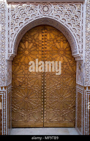 Reich verzierte Marokkanischen maurischen Tor in den Souks von Marrakesch, Marrakesch, Marokko Stockfoto