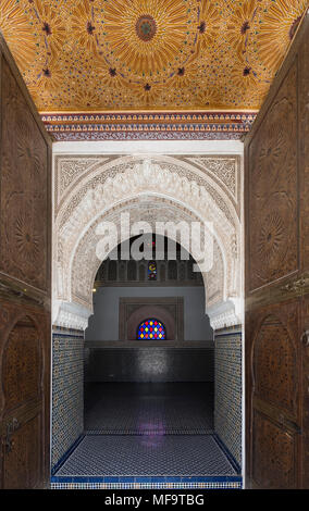 Exquisite verzierten Detail einer Tür in den Bahia Palast, Marrakesch, Marokko Stockfoto