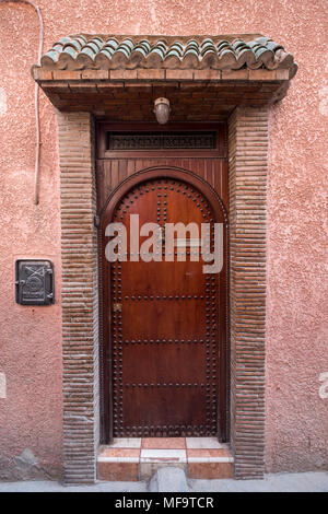 Typisches Haus Eingang Eingang in die Gassen von Marrakech, Marrakesch, Marokko Stockfoto