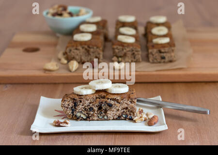 Feucht und frisch gebackene Banane Brot, direkt aus dem Ofen. Diese Schichten sind glutenfrei, milchfrei und für einen leckeren, gesunden Snack. Stockfoto