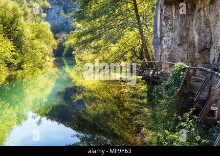 Herrliche Natur am eco Pfad entlang Zlatna Panega River in der Nähe der Stadt Lukovit, Bulgarien Stockfoto