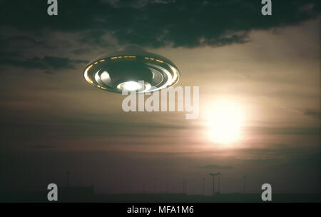 Unbekanntes Flugobjekt, UFO mit dem Sonnenuntergang im Hintergrund. Stockfoto