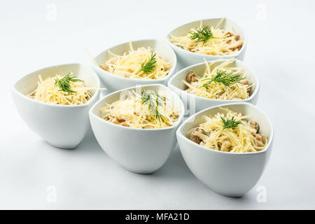 Salat Käse, Pilze, Hühnchen, Fleisch, Dill, Soße in weiße Platte auf weißem Hintergrund Stockfoto