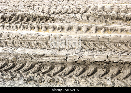 Reifen Spuren im Schlamm aus der ersten trockenes Wetter dann Regenwetter. Stockfoto