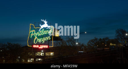 Sonnenuntergang über der berühmten Portland, Oregon alten Ortstafel in der Innenstadt von Portland, Oregon Stockfoto