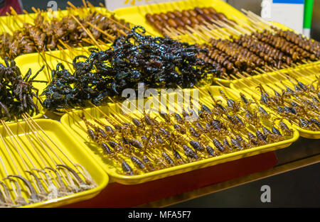 Gebratene scorpion zum Verkauf zu einem Essen in China Abschaltdruck Stockfoto