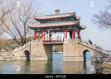 Fußgängerbrücke an der Sommerpalast in Peking Stockfoto