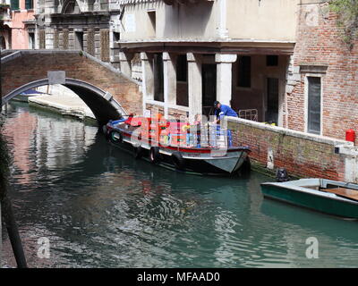 Die Bereitstellung von Getränken, Boot, Kanal, Arbeitnehmer, Venedig, Italien, Europa Stockfoto