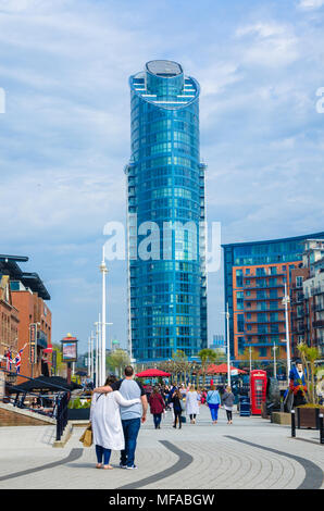 Ein Blick auf den Lippenstift Turm, eine moderne, gläserne Wolkenkratzer Gunwharf Guays in Portsmouth. Stockfoto