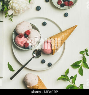 Rosa Erdbeere und Kokosnuss Eis Waffel Lufthutzen, Quadrat Erntegut Stockfoto