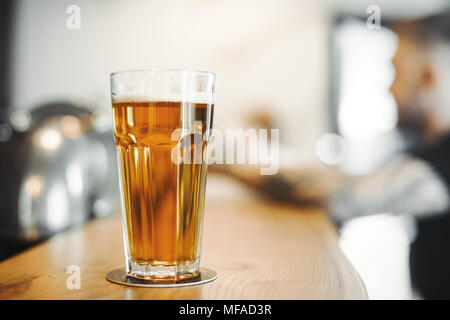 Bier Glas steht an der Theke. Stockfoto