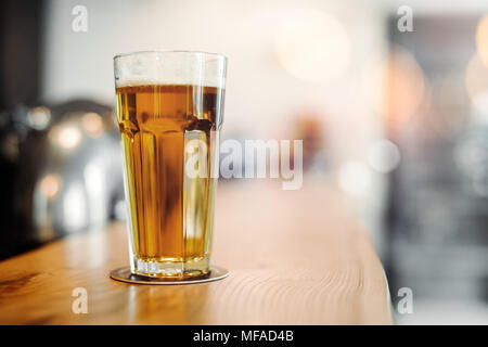 Bier Glas steht an der Theke. Stockfoto