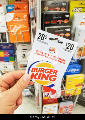 MONTREAL, KANADA - 31. MÄRZ 2018: eine Hand mit einem Burger King gift card. Burger King ist eine US-amerikanische globale Kette der Hamburger Fast-Food-Restaurants Stockfoto