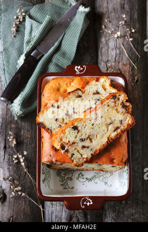 Hausgemachte Kuchen mit Birnen und Schokolade gebackene Keramisch auf einer hölzernen Hintergrund Stockfoto