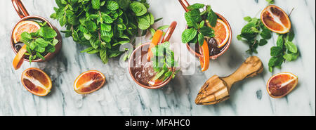 Blutorange Moscow Mule Alkohol Cocktails, Marmor Hintergrund, Ansicht von oben Stockfoto