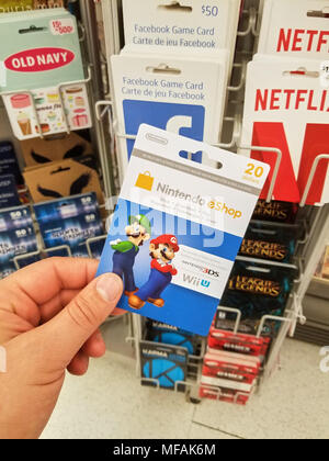 MONTREAL, KANADA - 31. MÄRZ 2018: eine Hand mit einem Nintendo gift card. Nintendo eShop ist eine digitale Distribution Service von Nintendo Netzwerk mit Strom versorgt Stockfoto