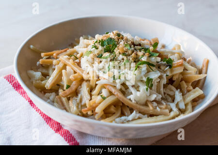 Türkische Nudel/Eriste mit Käse, Walnüsse und Petersilie. Traditionelle Speisen. Stockfoto
