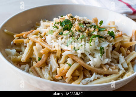 Türkische Nudel/Eriste mit Käse, Walnüsse und Petersilie. Traditionelle Speisen. Stockfoto