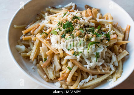 Türkische Nudel/Eriste mit Käse, Walnüsse und Petersilie. Traditionelle Speisen. Stockfoto