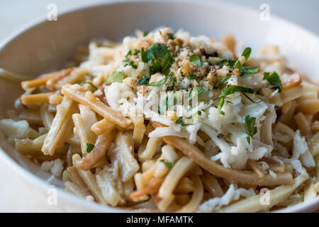 Türkische Nudel/Eriste mit Käse, Walnüsse und Petersilie. Traditionelle Speisen. Stockfoto